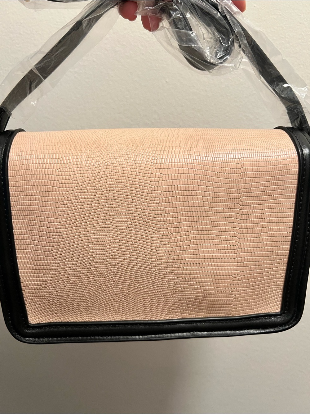 Chic Two-Tone Blush and Black Crossbody Bag with Gold Turn-Lock - Picture 2 of 11